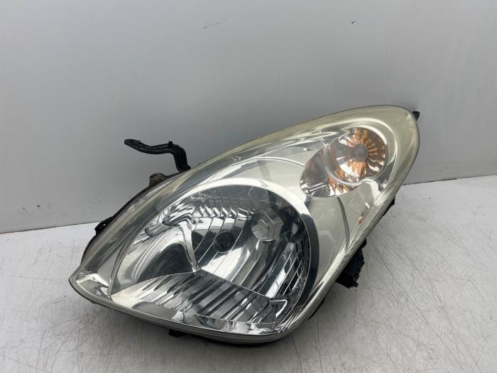 Używane Reflektor lewy Nissan Pixo (D31S) 1.0 12V Cena € 95,00 Procedura marży oferowane przez Autohandel & Demontage Weteringbrug