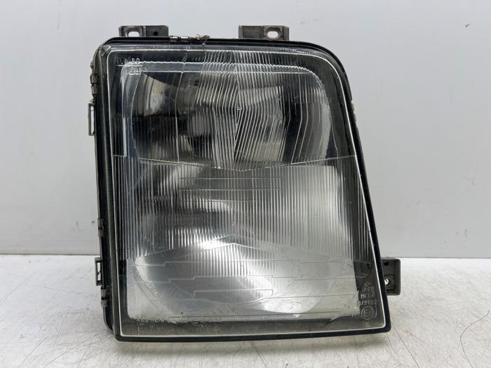 Używane Reflektor prawy Volkswagen LT II 2.5 TDi Cena € 40,00 Procedura marży oferowane przez Autohandel & Demontage Weteringbrug