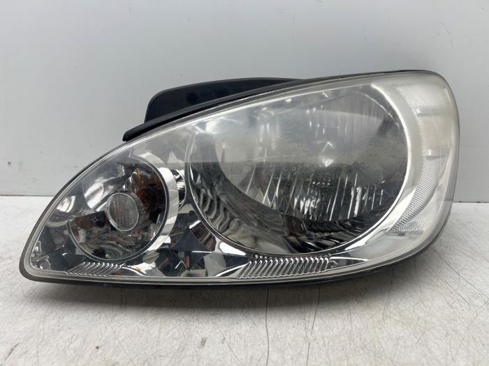 Używane Reflektor lewy Hyundai Getz 1.1i 12V Cena € 45,00 Procedura marży oferowane przez Autohandel & Demontage Weteringbrug