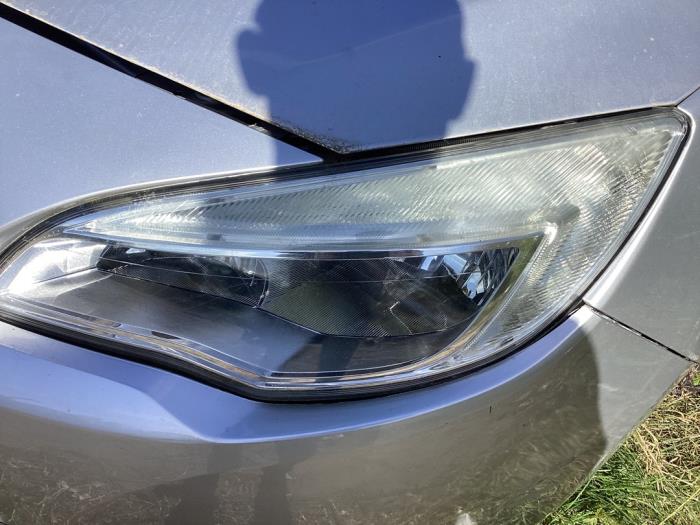 Używane Reflektor lewy Opel Astra J (PC6/PD6/PE6/PF6) 1.7 CDTi 16V 110 Cena € 75,00 Procedura marży oferowane przez Autohandel & Demontage Weteringbrug