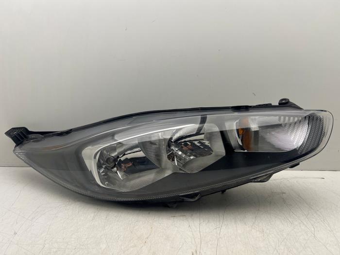 Używane Reflektor prawy Ford Fiesta 6 (JA8) 1.6 TDCi 16V 95 Cena € 100,00 Procedura marży oferowane przez Autohandel & Demontage Weteringbrug