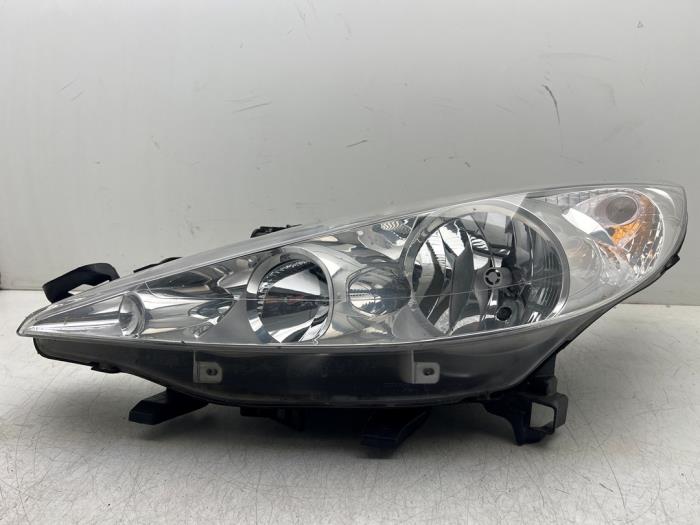 Używane Reflektor lewy Peugeot 207/207+ (WA/WC/WM) 1.4 Cena € 35,00 Procedura marży oferowane przez Autohandel & Demontage Weteringbrug