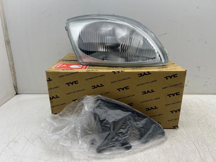 Używane Reflektor prawy Fiat Seicento (187) 1.1 MPI S,SX,Sporting Cena € 40,00 Procedura marży oferowane przez Autohandel & Demontage Weteringbrug