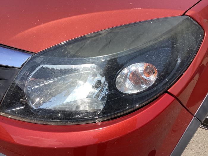 Używane Reflektor lewy Dacia Sandero I (BS) 1.6 Cena € 50,00 Procedura marży oferowane przez Autohandel & Demontage Weteringbrug