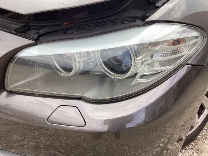 Używane Reflektor lewy BMW 5 serie (F10) 520d 16V Cena € 500,00 Procedura marży oferowane przez Autohandel & Demontage Weteringbrug