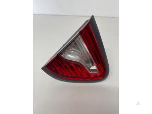 Used Tailgate reflector, left Renault Captur (2R) 1.2 TCE 16V EDC Price € 35,00 Margin scheme offered by Het Viaduct
