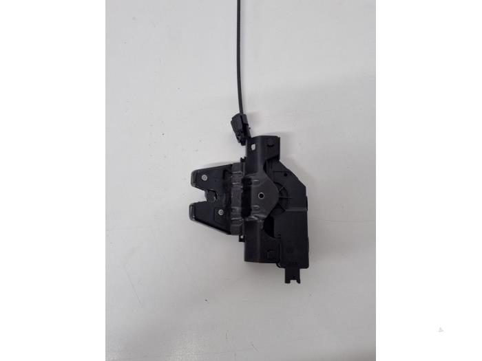 Tailgate lock mechanism from a BMW 3 serie (E90) 320i 16V 2005
