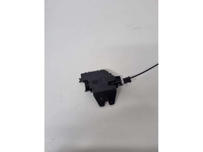 Tailgate lock mechanism from a BMW 3 serie (E90) 320i 16V 2005