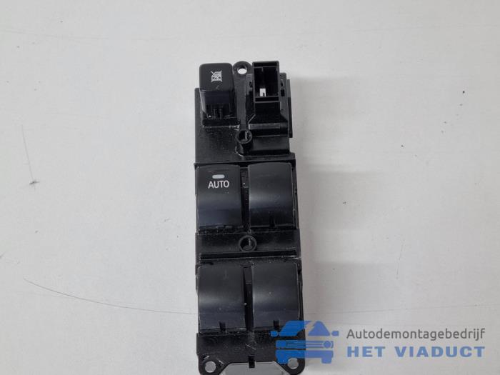 Usados Interruptor combinado de ventanillas Mitsubishi Space Star (A0) 1.2 12V Precio € 30,00 Norma de margen ofrecido por Het Viaduct