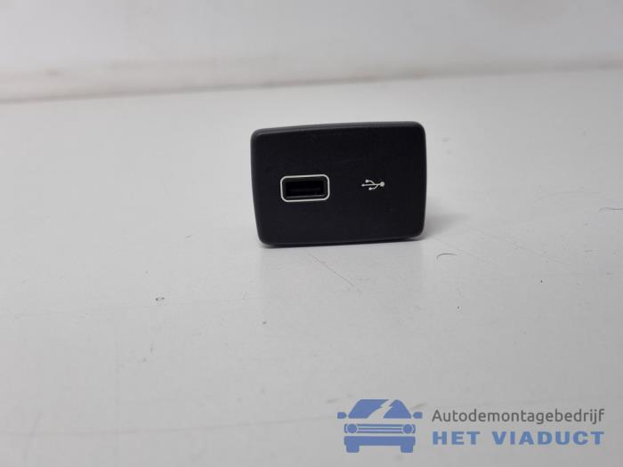 Używane Wtyczka USB Fiat Doblo (263) 1.4 T-Jet 16V Cena € 45,00 Procedura marży oferowane przez Het Viaduct