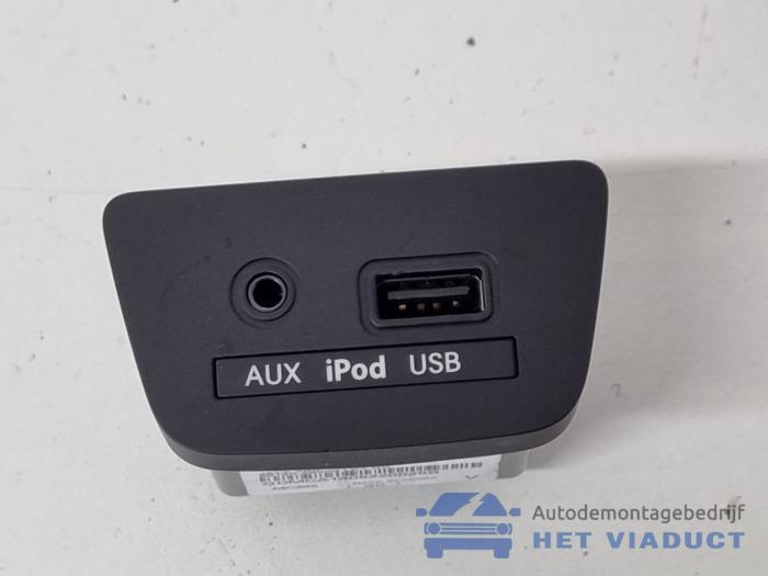 Używane Zlacze AUX/USB Hyundai i30 (GDHB5) 1.4 16V Cena € 30,00 Procedura marży oferowane przez Het Viaduct