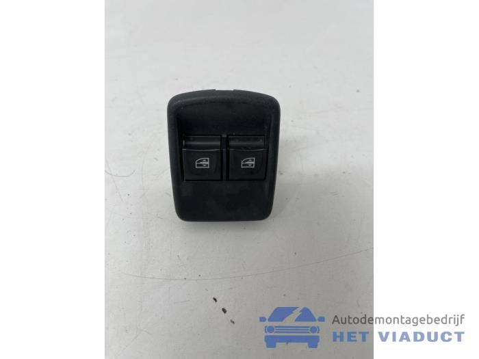Usados Interruptor combinado de ventanillas Dacia Dokker (0S) 1.6 LPG Precio € 25,00 Norma de margen ofrecido por Het Viaduct