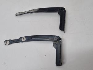 Used Bonnet Hinge Dacia Dokker (0S) 1.6 LPG Price on request offered by Het Viaduct