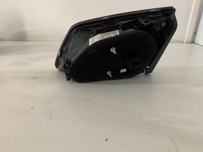 Tailgate reflector, left from a Volkswagen Golf Sportsvan (AUVS) 1.0 TSI 12V BlueMotion Technology 2020