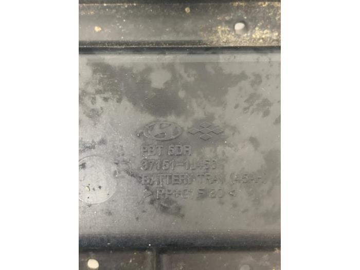 Battery box from a Hyundai i20 1.2i 16V 2012