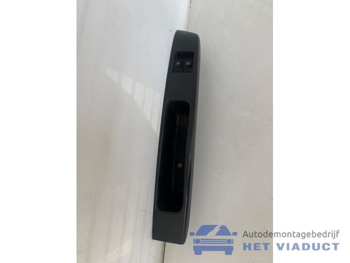 Usados Interruptor combinado de ventanillas Chevrolet Spark (M300) 1.0 16V Precio € 20,00 Norma de margen ofrecido por Het Viaduct