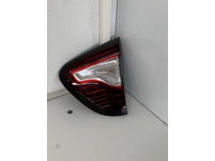 Used Tailgate reflector, right Renault Captur (2R) 0.9 Energy TCE 12V Price € 35,00 Margin scheme offered by Het Viaduct