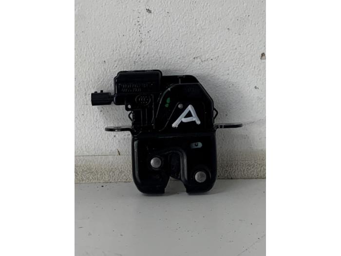 Tailgate lock mechanism from a Renault Captur (2R) 0.9 Energy TCE 12V 2017