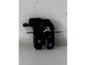 Used Tailgate lock mechanism Renault Captur (2R) 0.9 Energy TCE 12V Price € 40,00 Margin scheme offered by Het Viaduct