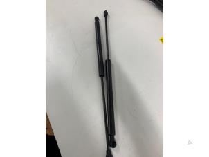 Used Set of tailgate gas struts Renault Twingo III (AH) 1.0 SCe 70 12V Price € 35,00 Margin scheme offered by Het Viaduct