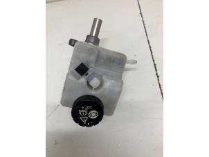 Used Master cylinder Renault Twingo III (AH) 1.0 SCe 70 12V Price € 30,00 Margin scheme offered by Het Viaduct