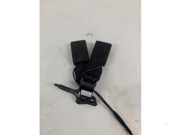 Rear seatbelt buckle, right from a Renault Clio IV (5R) 0.9 Energy TCE 90 12V 2014