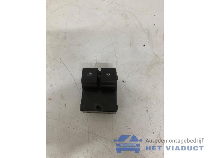 Usados Interruptor combinado de ventanillas Opel Adam 1.2 16V Precio € 20,00 Norma de margen ofrecido por Het Viaduct