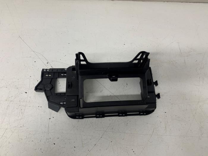 Radio cage from a Volkswagen Polo VI (AW1) 1.6 TDI 16V 95 2019