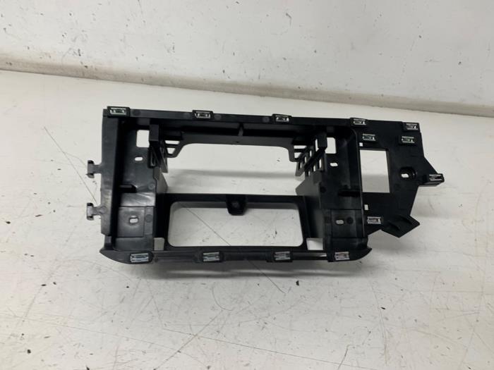 Radio cage from a Volkswagen Polo VI (AW1) 1.6 TDI 16V 95 2019