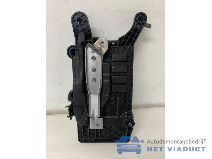 Begagnade Batterilåda Volkswagen Polo VI (AW1) 1.6 TDI 16V 95 Pris € 15,00 Marginaltabell erbjuds av Het Viaduct