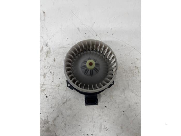 Heating and ventilation fan motor from a Mitsubishi Space Star (A0) 1.0 12V 2017