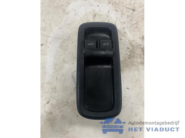 Usados Interruptor combinado de ventanillas Ford Fiesta 6 (JA8) 1.25 16V Precio € 20,00 Norma de margen ofrecido por Het Viaduct