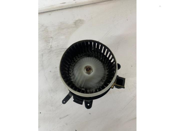 Heating and ventilation fan motor from a Citroën Berlingo 1.6 BlueHDI 75 2019