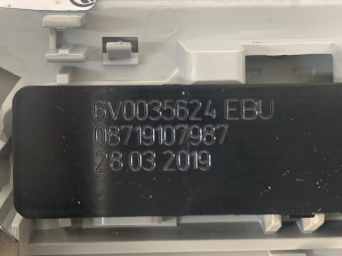SOS button from a Skoda Fabia III Combi (NJ5) 1.0 12V Greentech 2019