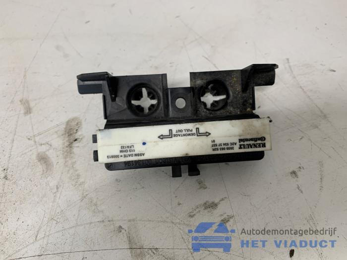 Używane Antena GPS Renault Clio IV Estate/Grandtour (7R) 1.5 Energy dCi 90 FAP Cena € 30,00 Procedura marży oferowane przez Het Viaduct