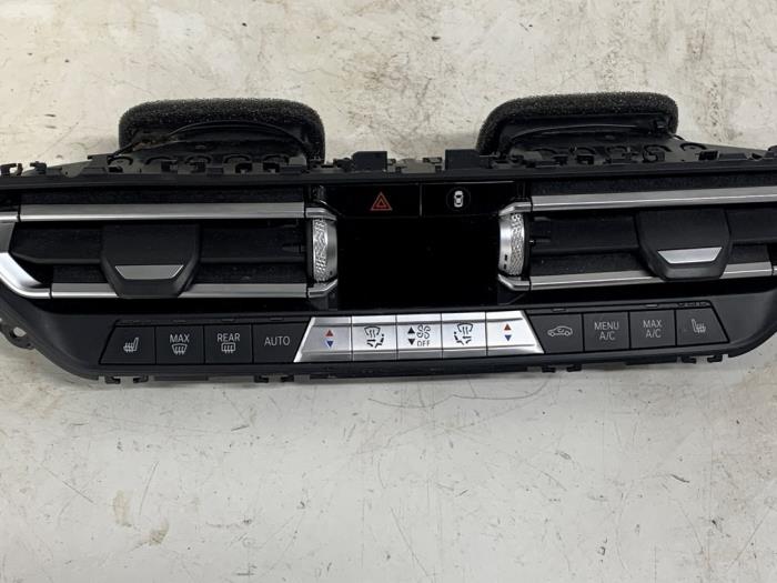 Air conditioning control panel from a BMW 3 serie (G20) 330e 2.0 TwinPower Turbo 16V 2020