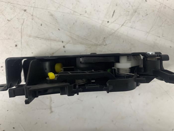 Tailgate lock mechanism from a BMW 3 serie (G20) 330e 2.0 TwinPower Turbo 16V 2020