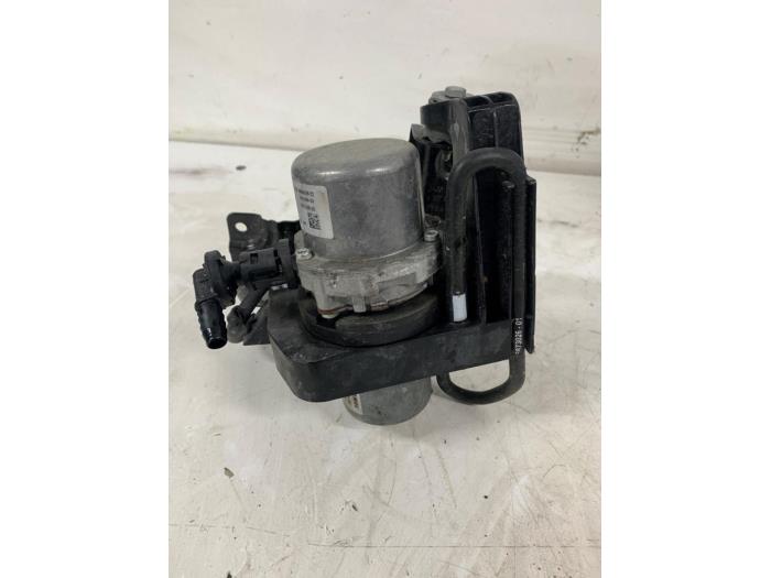 Vacuum pump (petrol) from a BMW 3 serie (G20) 330e 2.0 TwinPower Turbo 16V 2020