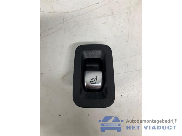 Usados Interruptor de ventanilla eléctrica Mercedes C Estate (S205) C-220 CDI BlueTEC, C-220 d 2.2 16V Precio € 15,00 Norma de margen ofrecido por Het Viaduct