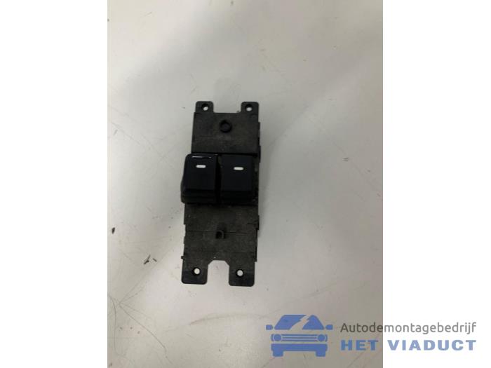 Usados Interruptor combinado de ventanillas Hyundai i20 (GBB) 1.2i 16V Precio € 30,00 Norma de margen ofrecido por Het Viaduct