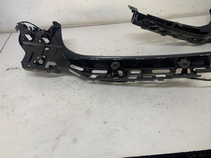 Rear bumper frame from a BMW 3 serie (G20) 330e 2.0 TwinPower Turbo 16V 2020