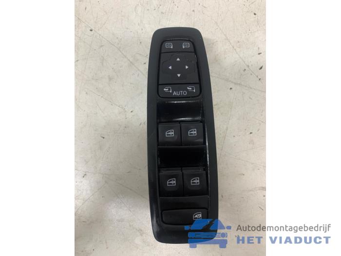 Usados Interruptor combinado de ventanillas Renault Kadjar (RFEH) 1.5 Blue dCi Precio € 65,00 Norma de margen ofrecido por Het Viaduct