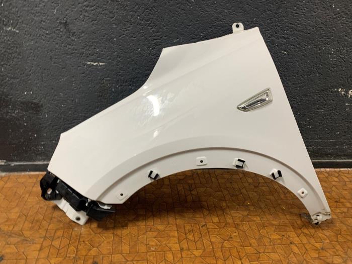 Front wing, left from a Opel Crossland/Crossland X 1.2 Turbo 12V 2018