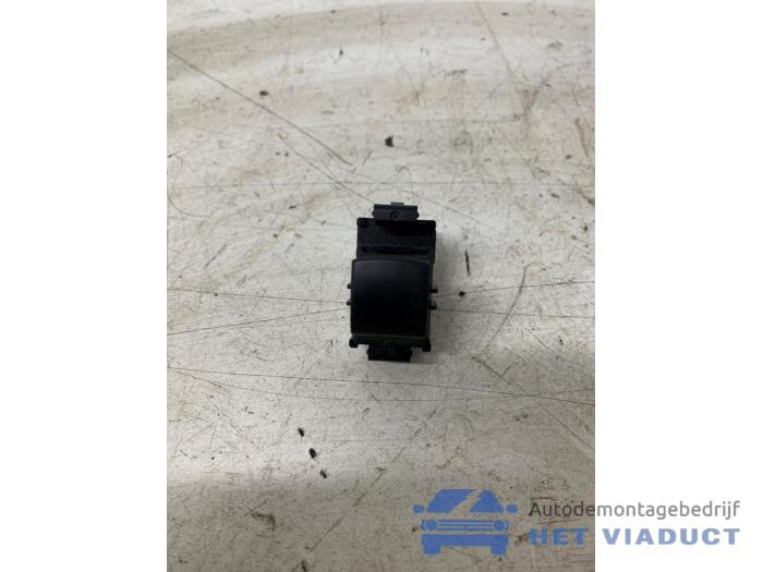 Usados Interruptor de ventanilla eléctrica Mitsubishi Space Star (A0) 1.2 12V Precio € 15,00 Norma de margen ofrecido por Het Viaduct