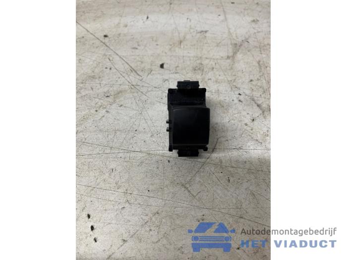 Usados Interruptor de ventanilla eléctrica Mitsubishi Space Star (A0) 1.2 12V Precio € 15,00 Norma de margen ofrecido por Het Viaduct