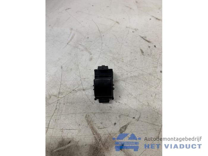 Usados Interruptor de ventanilla eléctrica Mitsubishi Space Star (A0) 1.2 12V Precio € 15,00 Norma de margen ofrecido por Het Viaduct