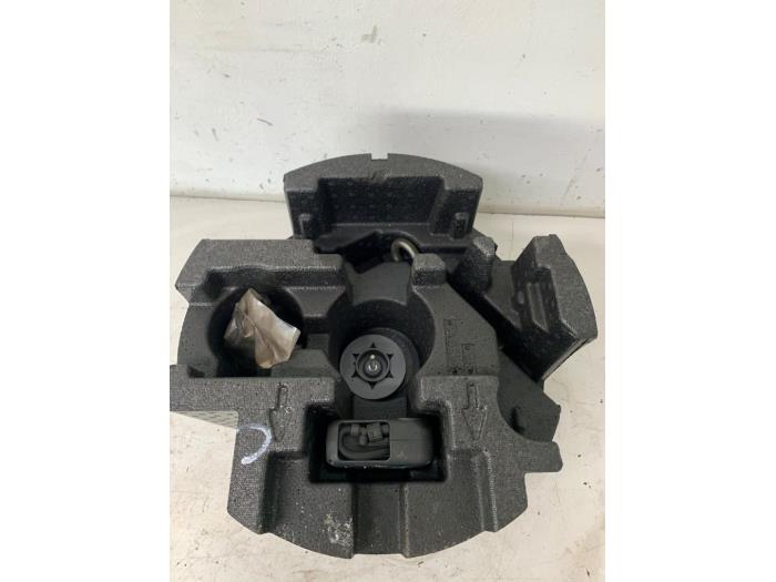 Spare wheel holder from a Nissan Micra (K14) 0.9 IG-T 12V 2018