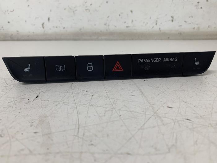 Panikbeleuchtung Schalter van een Skoda Fabia III (NJ3) 1.4 TSI 16V R5 Edition 2018