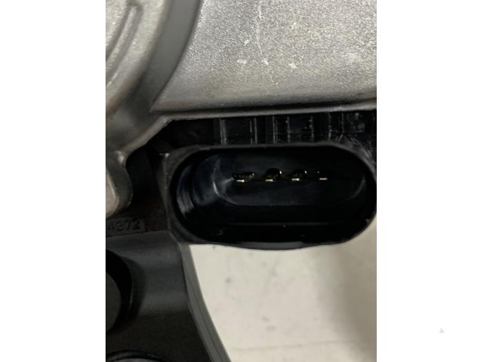 Rear wiper motor from a Skoda Fabia III (NJ3) 1.4 TSI 16V R5 Edition 2018