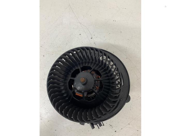 Heating and ventilation fan motor from a Seat Leon ST (5FF) 1.6 TDI 16V 2017